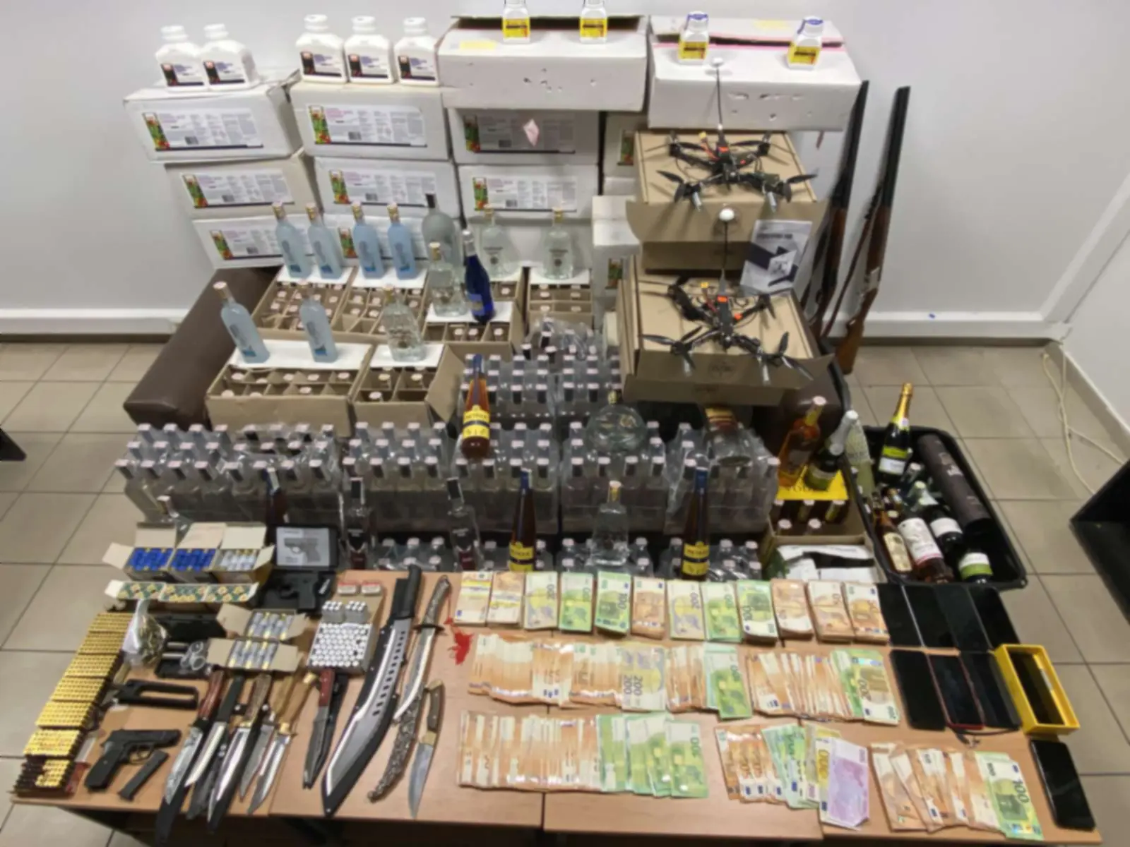 Κατασχέθηκαν αλκοόλ, χημικά, όπλα και 212.000 ευρώ – Συλλήψεις 10 ατόμων, πώς λειτουργούσε το κύκλωμα στη Βόρεια Ελλάδα