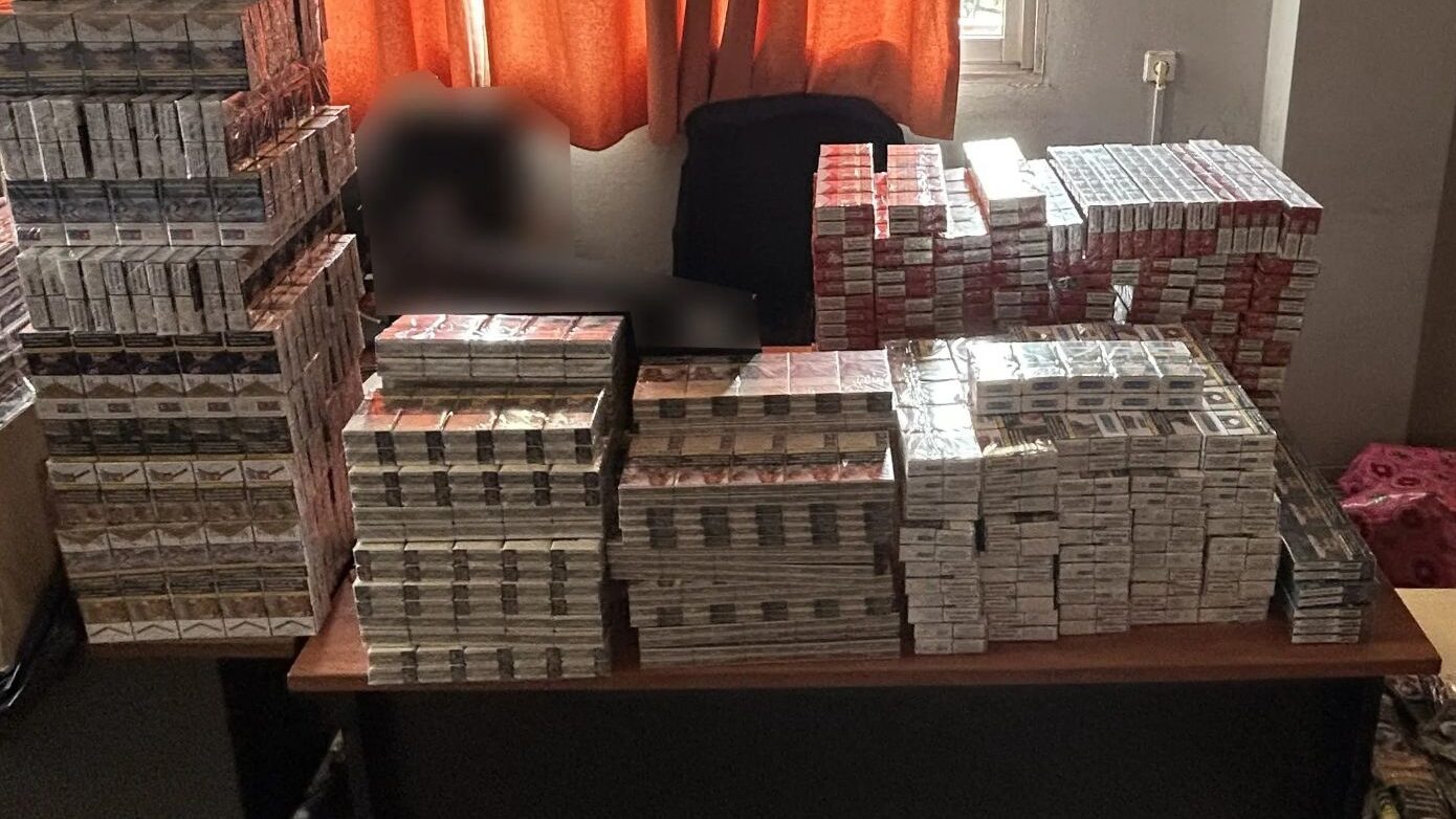 «Εργοστάσιο» λαθραίων στην Ομόνοια: 237.000 ευρώ και 190 ηλεκτρονικά τσιγάρα κατασχέθηκαν από την ΕΛ.ΑΣ.