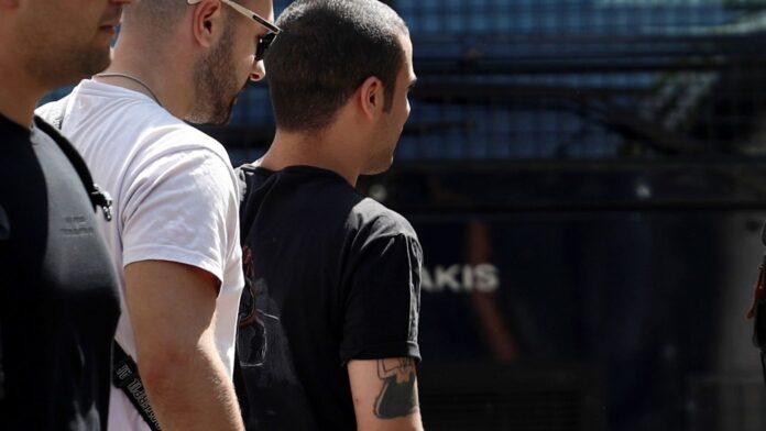 Αναβολή στη δίκη του γιου του Σωκράτη Μάλαμα – Κατηγορείται για επιθέσεις και απειλές κατά αστυνομικών