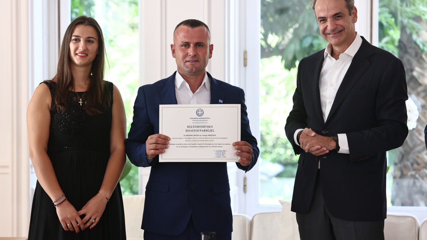 Πολιτογραφήθηκε ο «ήρωας του Αράχθου» που βούτηξε σε ποτάμι για να σώσει δύο παιδιά – Υπογραφή από τον Κυριάκο Μητσοτάκη