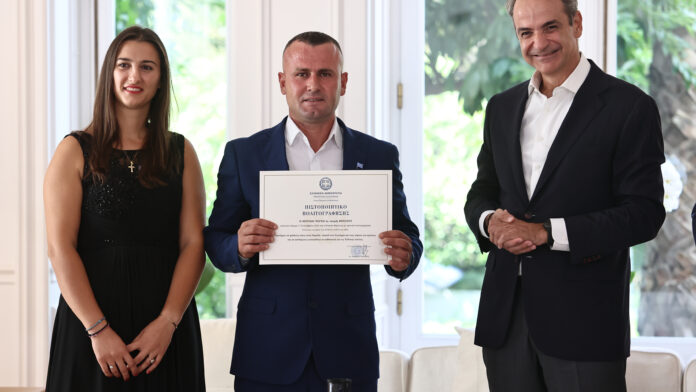 Πολιτογραφήθηκε ο «ήρωας του Αράχθου» που βούτηξε σε ποτάμι για να σώσει δύο παιδιά – Υπογραφή από τον Κυριάκο Μητσοτάκη