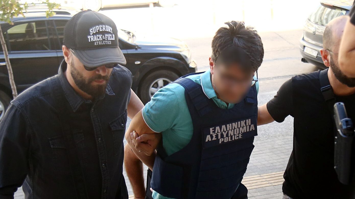 Ο 50χρονος αδελφοκτόνος πίσω από τα κάγκελα – Τι ισχυρίστηκε στην απολογία του, δίπλα του συγγενείς και φίλοι