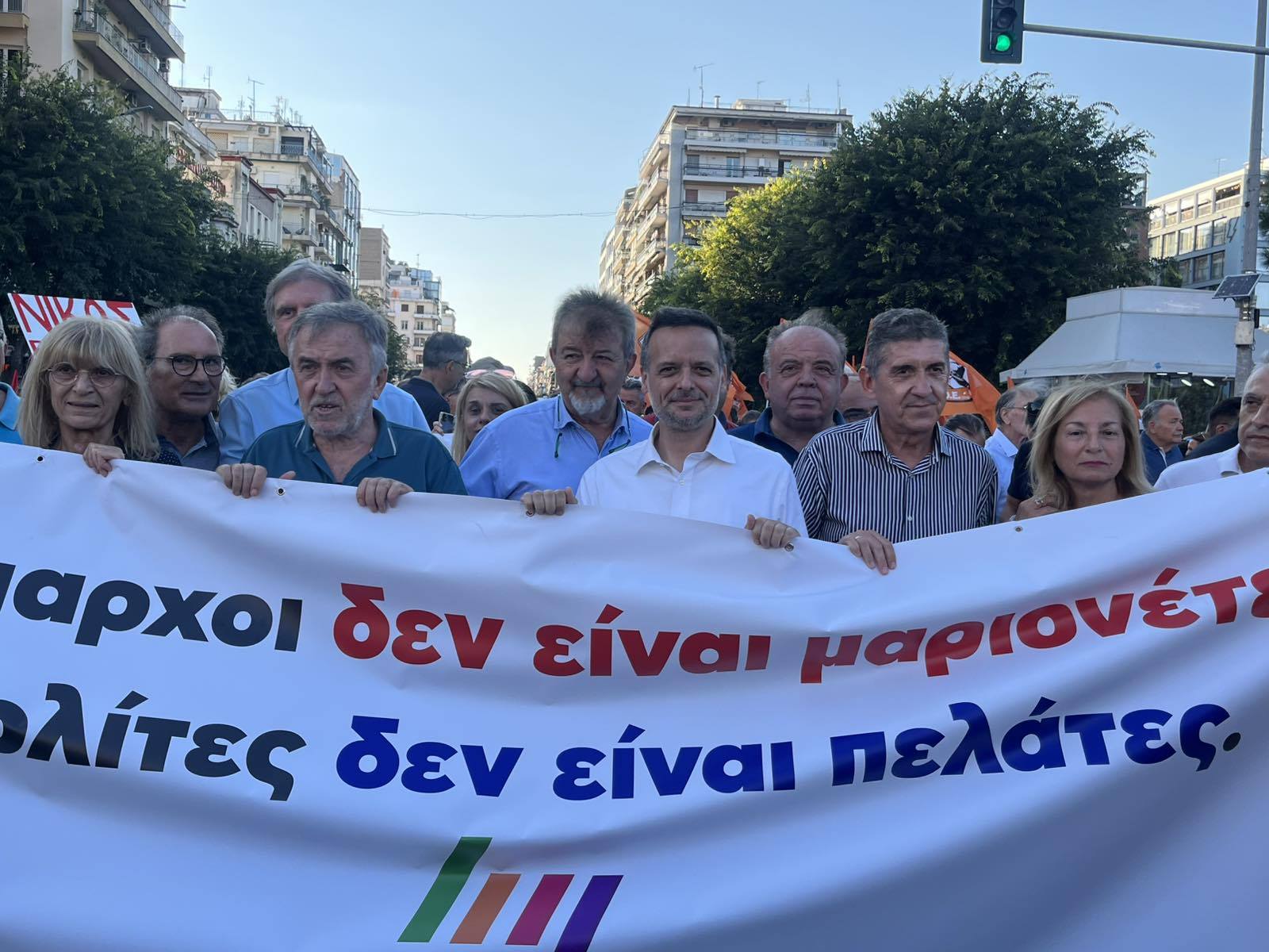 Εντυπωσιακή συμμετοχή δημάρχων στο συλλαλητήριο της ΔΕΘ – “Οι δήμαρχοι δεν είναι πιόνια”