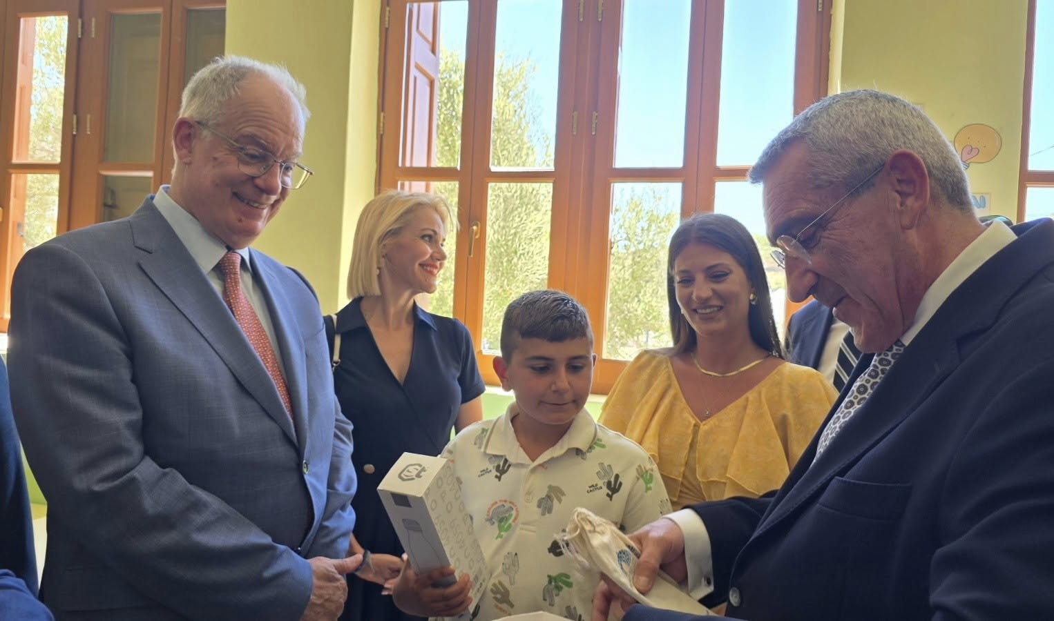 Ο Γ. Χατζημάρκος στη γραφική Τέλενδο με τον μοναδικό της μαθητή