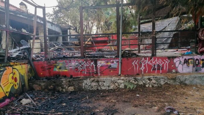 Φωτιά στον παλιό ιστορικό «Πευκώνα» των Αγίων Αναργύρων – Δήμος: Να επιστραφεί στους πολίτες