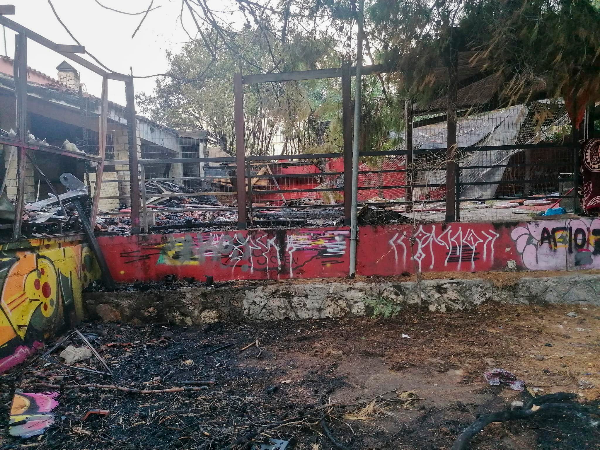 Φωτιά στον παλιό ιστορικό «Πευκώνα» των Αγίων Αναργύρων – Δήμος: Να επιστραφεί στους πολίτες