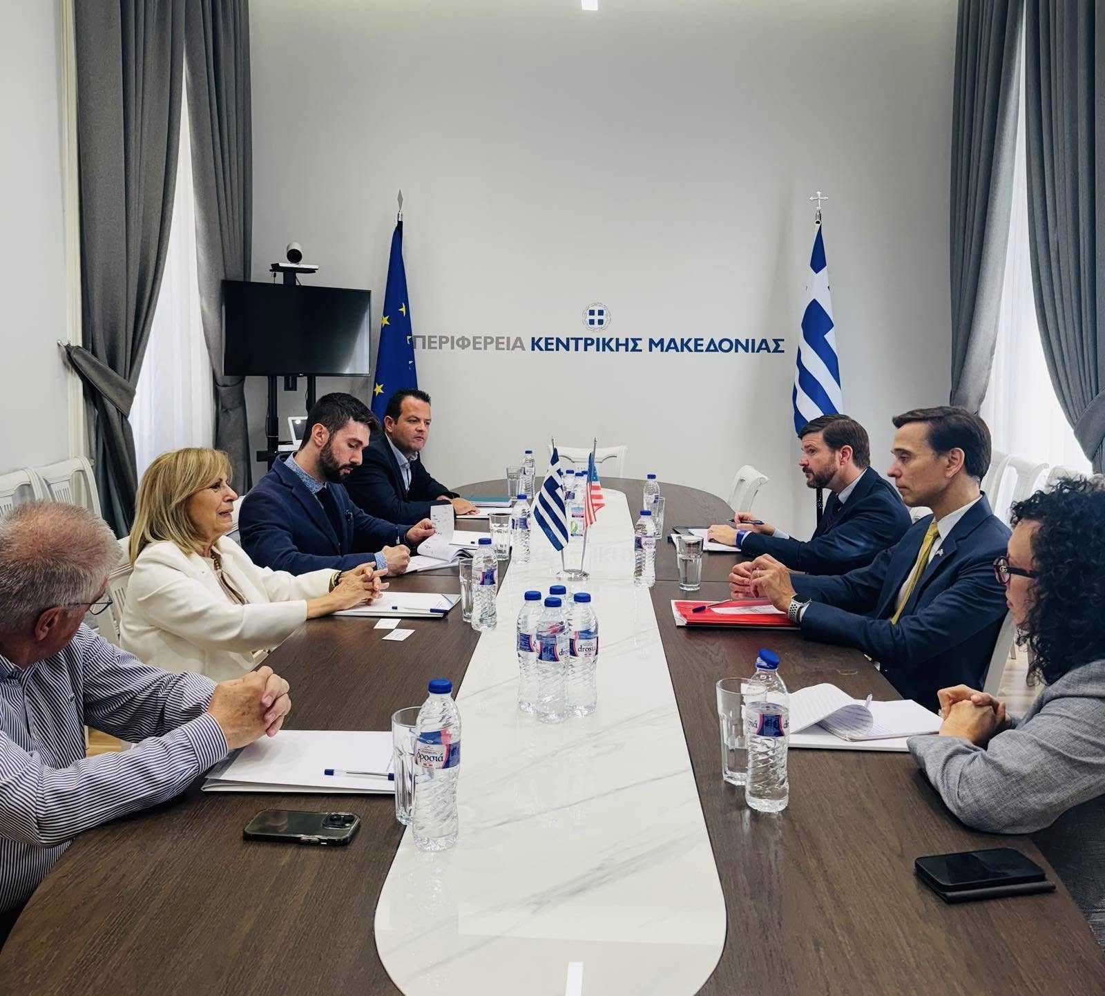 Σύσκεψη της Περιφερειάρχη Αθηνάς Αηδονά με τον Αμερικανό Επιτετραμμένο