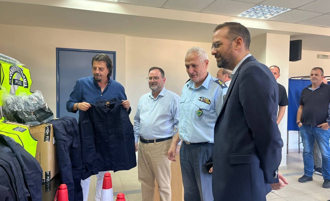 Φαρμάκης και Κοροβέσης δώρισαν εξοπλισμό στην Αστυνομική Διεύθυνση Ηλείας