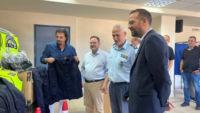 Φαρμάκης και Κοροβέσης δώρισαν εξοπλισμό στην Αστυνομική Διεύθυνση Ηλείας