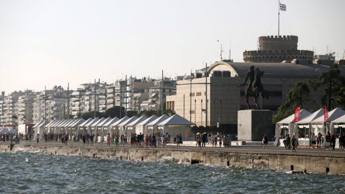 Θεσσαλονίκη: Φρέσκια επιχείρηση καθαρισμού της Ν. Παραλίας από τις μουντζούρες