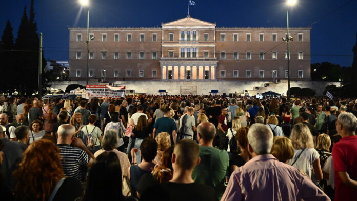 Κλειστή η λεωφόρος Βασιλίσσης Αμαλίας εξαιτίας συγκέντρωσης συμπαράστασης στον απεργό πείνας Πάνο Ρούτσι