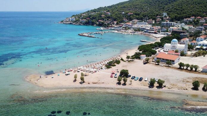 Ξεφόρτωναν φορτηγά γεμάτα μπάζα και απόβλητα στο Αγκίστρι – Πέντε συλλήψεις από την ΕΛ.ΑΣ.