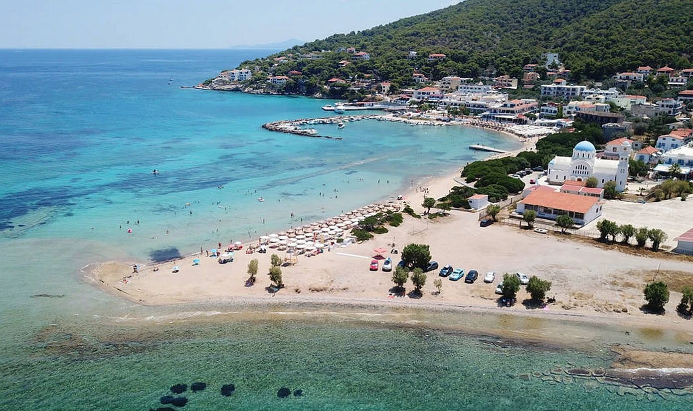 Ξεφόρτωναν φορτηγά γεμάτα μπάζα και απόβλητα στο Αγκίστρι – Πέντε συλλήψεις από την ΕΛ.ΑΣ.