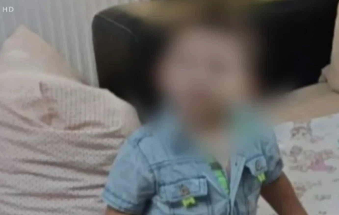 «Εύχομαι να τον είχα αναγνωρίσει» – Οι δηλώσεις του πατέρα του 3χρονου Άγγελου που υπέστη βάναυση κακοποίηση