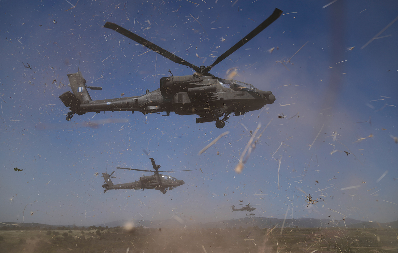 Η Ελλάδα ενισχύει τα φονικά ελικόπτερα «Απάτσι» με σύγχρονα επιθετικά όπλα ακριβείας