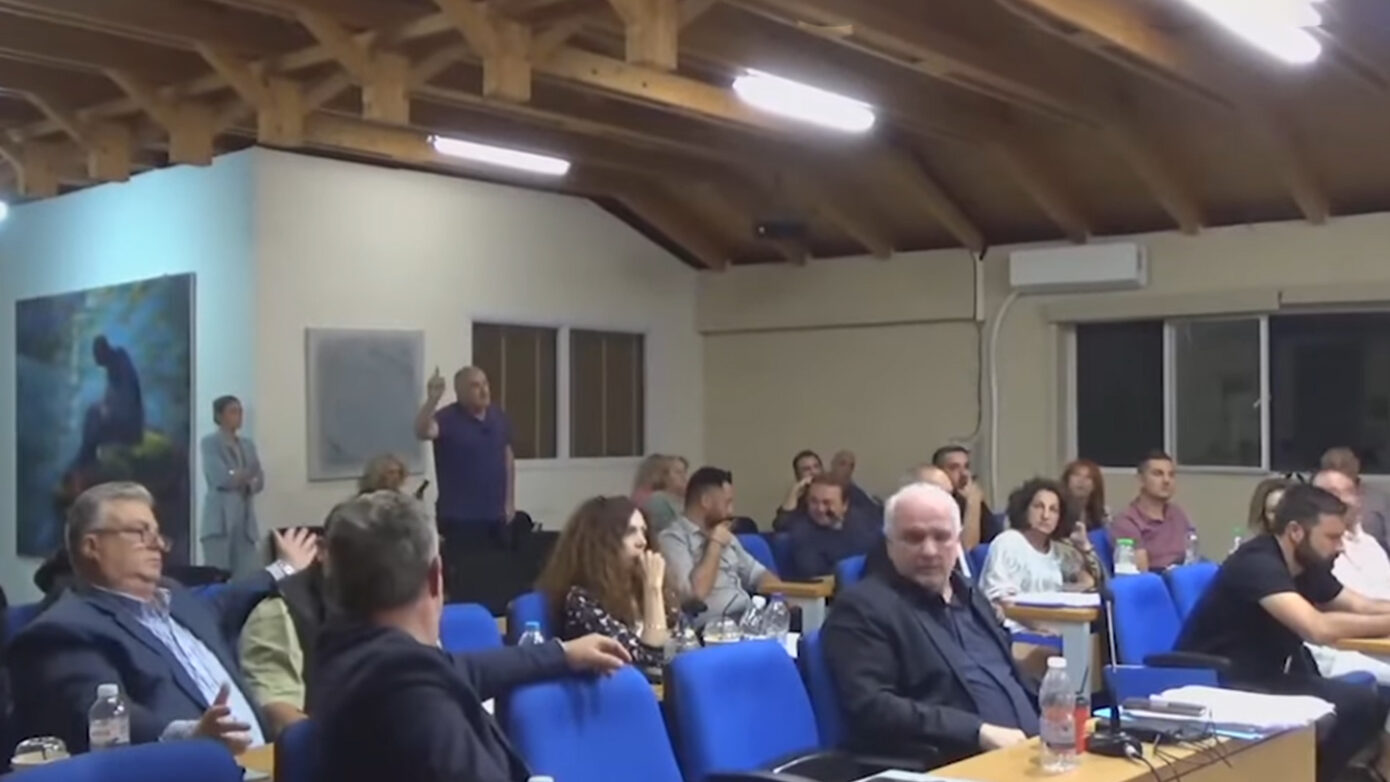 Ανάρμοστη συμπεριφορά πρώην δημάρχου στο δημοτικό συμβούλιο Μεσολογγίου: «Πέθανες, θα περπατάς στο δρόμο με φουστίτσα»