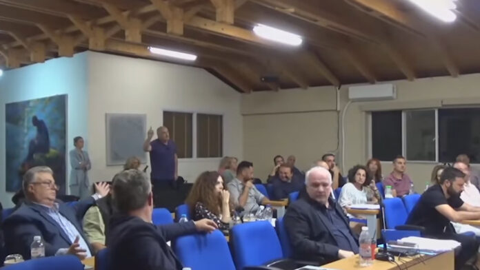 Ανάρμοστη συμπεριφορά πρώην δημάρχου στο δημοτικό συμβούλιο Μεσολογγίου: «Πέθανες, θα περπατάς στο δρόμο με φουστίτσα»
