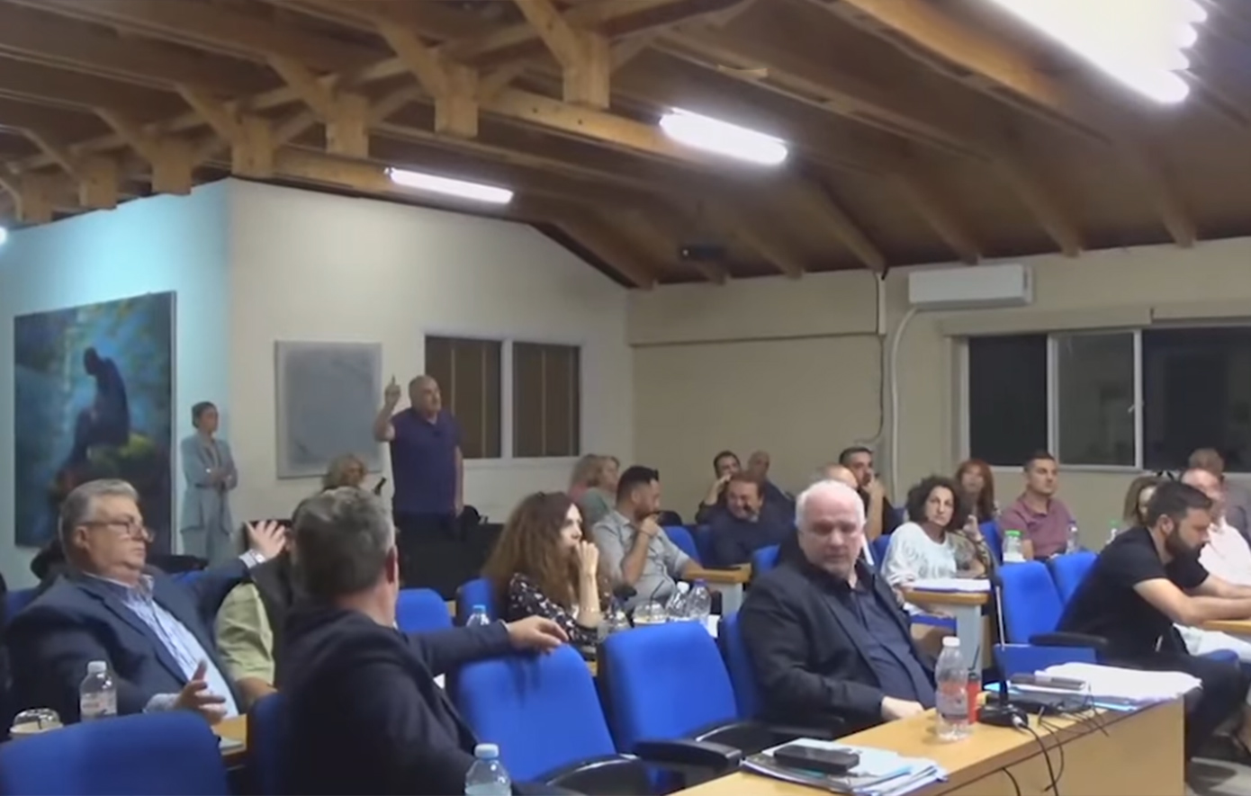 Ανάρμοστη συμπεριφορά πρώην δημάρχου στο δημοτικό συμβούλιο Μεσολογγίου: «Πέθανες, θα περπατάς στο δρόμο με φουστίτσα»