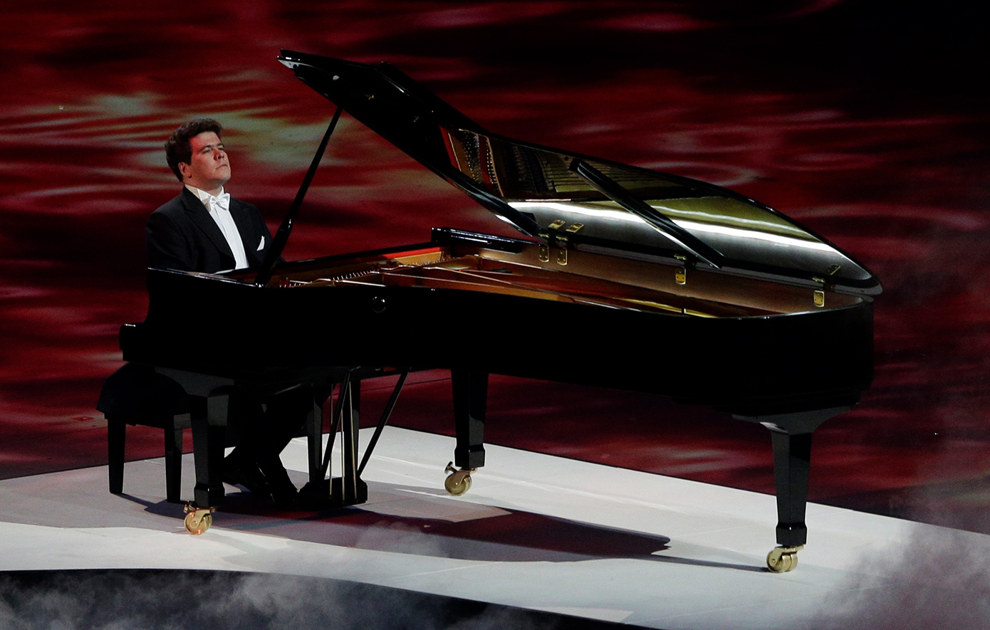 Η Κρατική Ορχήστρα Αθηνών απομακρύνει τον Ντένις Ματσούεφ – Ο Ρώσος πιανίστας υπέρ του Πούτιν