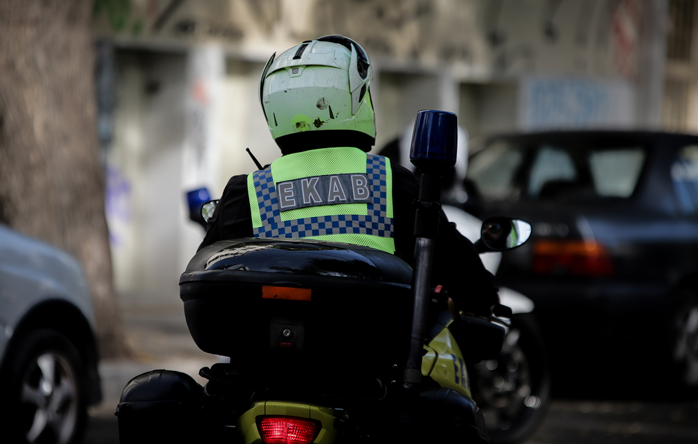 Διασώστης του ΕΚΑΒ τραυματίστηκε σοβαρά σε τροχαίο κατά τη διάρκεια υπηρεσίας και παλεύει για τη ζωή του