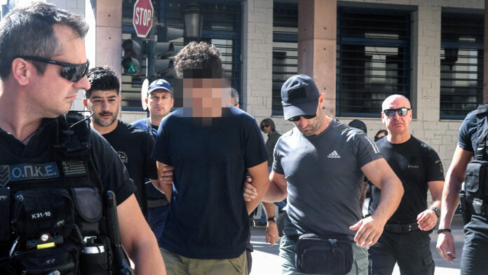 «Γιατί παραμένει κρατούμενος ενώ το πόρισμα τον απαλλάσσει»: Διαμαρτύρονται οι γονείς του 25χρονου κατηγορούμενου για εμπρησμό στην Πάτρα