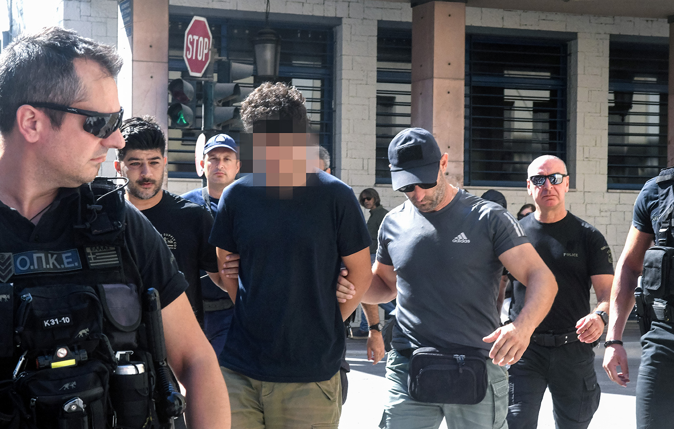 «Γιατί παραμένει κρατούμενος ενώ το πόρισμα τον απαλλάσσει»: Διαμαρτύρονται οι γονείς του 25χρονου κατηγορούμενου για εμπρησμό στην Πάτρα