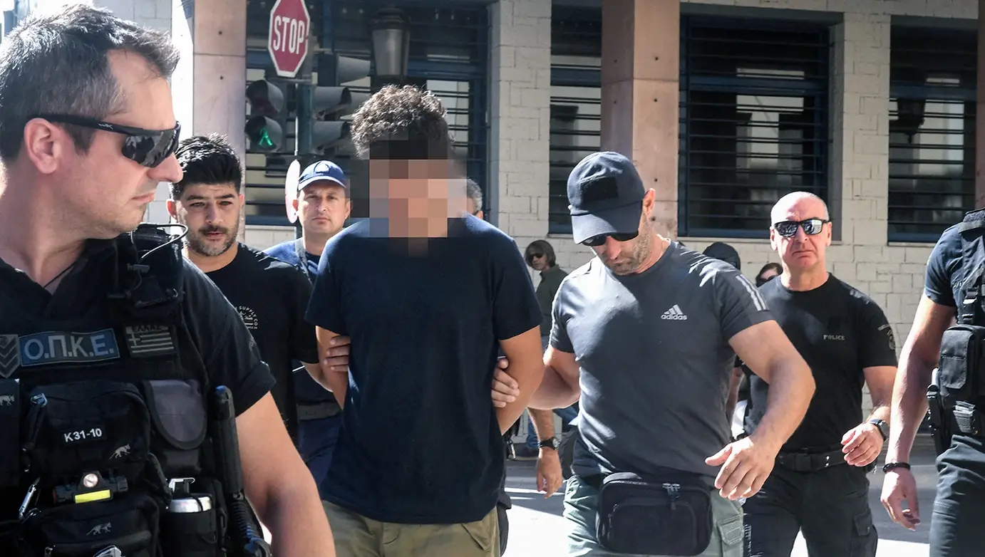 «Περπατάω ξανά χωρίς δεσμά» – Ελεύθεροι μέχρι τη δίκη οι νεαροί κατηγορούμενοι για τον εμπρησμό στην Πάτρα