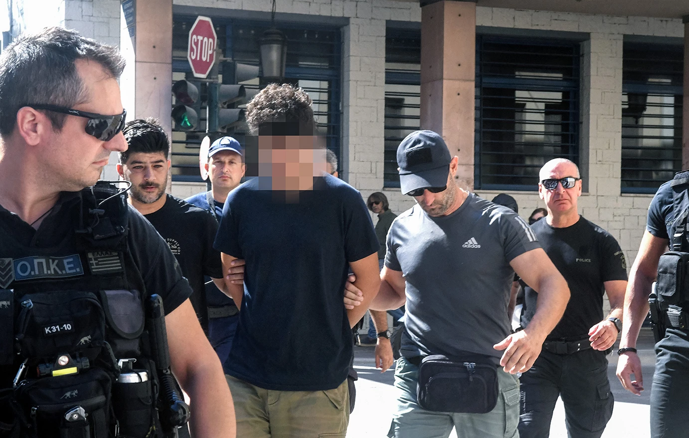 «Περπατάω ξανά χωρίς δεσμά» – Ελεύθεροι μέχρι τη δίκη οι νεαροί κατηγορούμενοι για τον εμπρησμό στην Πάτρα