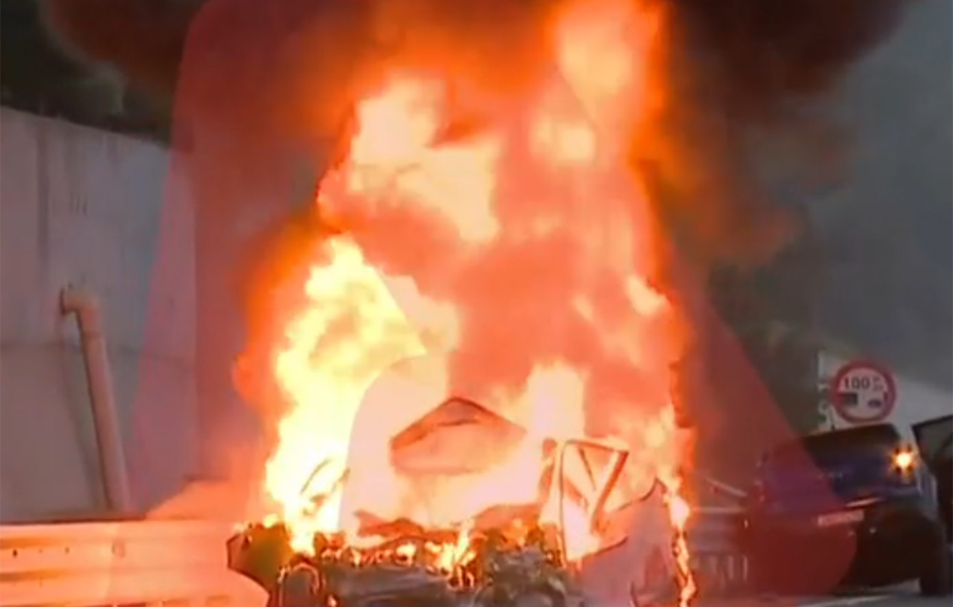 Δραματική εξέλιξη στην Ολυμπία Οδό: Συνεργείο του Alpha σώθηκε από θαύμα – Βρισκόταν πίσω από το αγροτικό του θανόντα 54χρονου