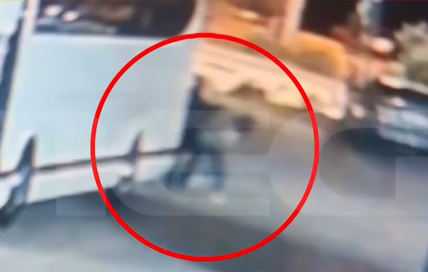 Καρέ – καρέ η δολοφονία της Γαρυφαλλιάς στην Πάτρα πριν έναν χρόνο – Την κλώτσαγε και τη χτυπούσε στο πρόσωπο