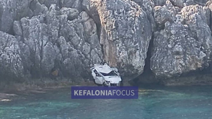 Κεφαλονιά: 23χρονος έχασε τη ζωή του όταν το όχημά του έπεσε από γκρεμό στη θάλασσα