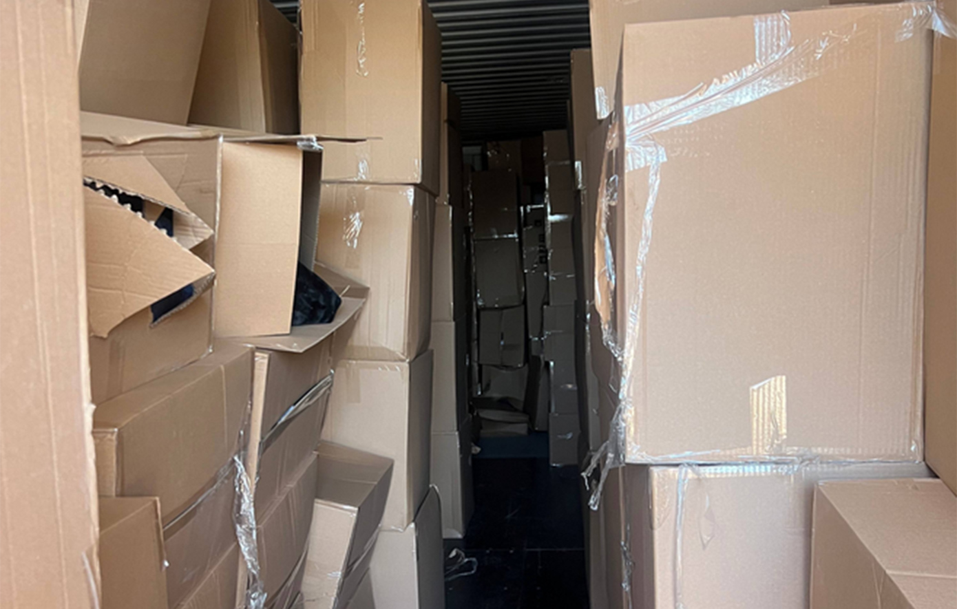 Έφοδος της ΑΑΔΕ στην Ελευσίνα αποκάλυψε μια από τις μεγαλύτερες υποθέσεις λαθρεμπορίας των τελευταίων ετών