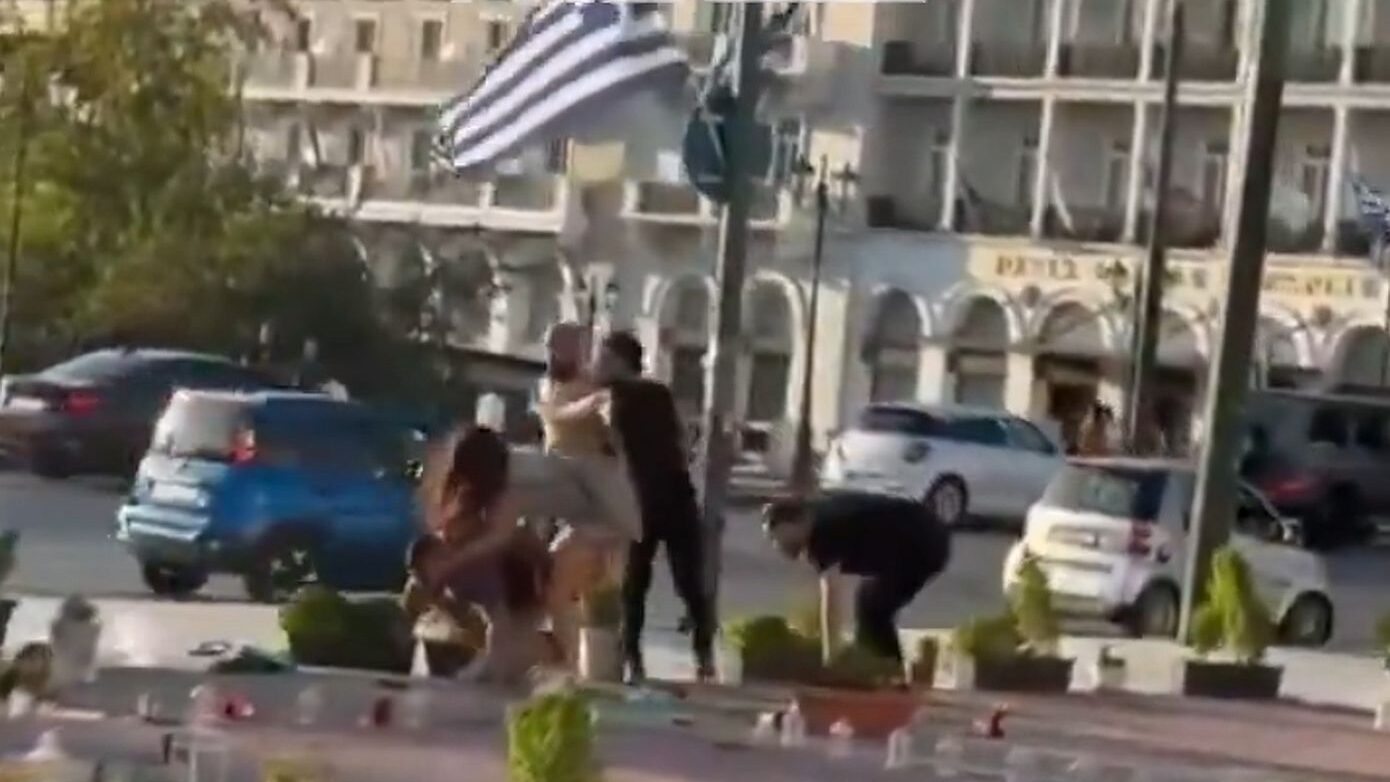 Βίντεο από τη βίαιη σύγκρουση Παλαιστινίων στο Σύνταγμα – Πέντε συλλήψεις