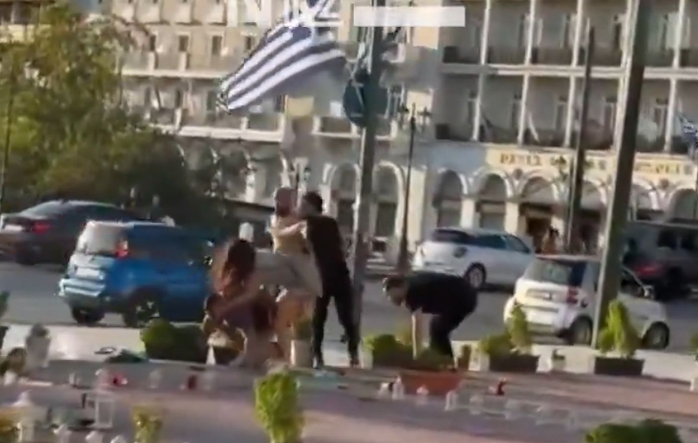 Βίντεο από τη βίαιη σύγκρουση Παλαιστινίων στο Σύνταγμα – Πέντε συλλήψεις