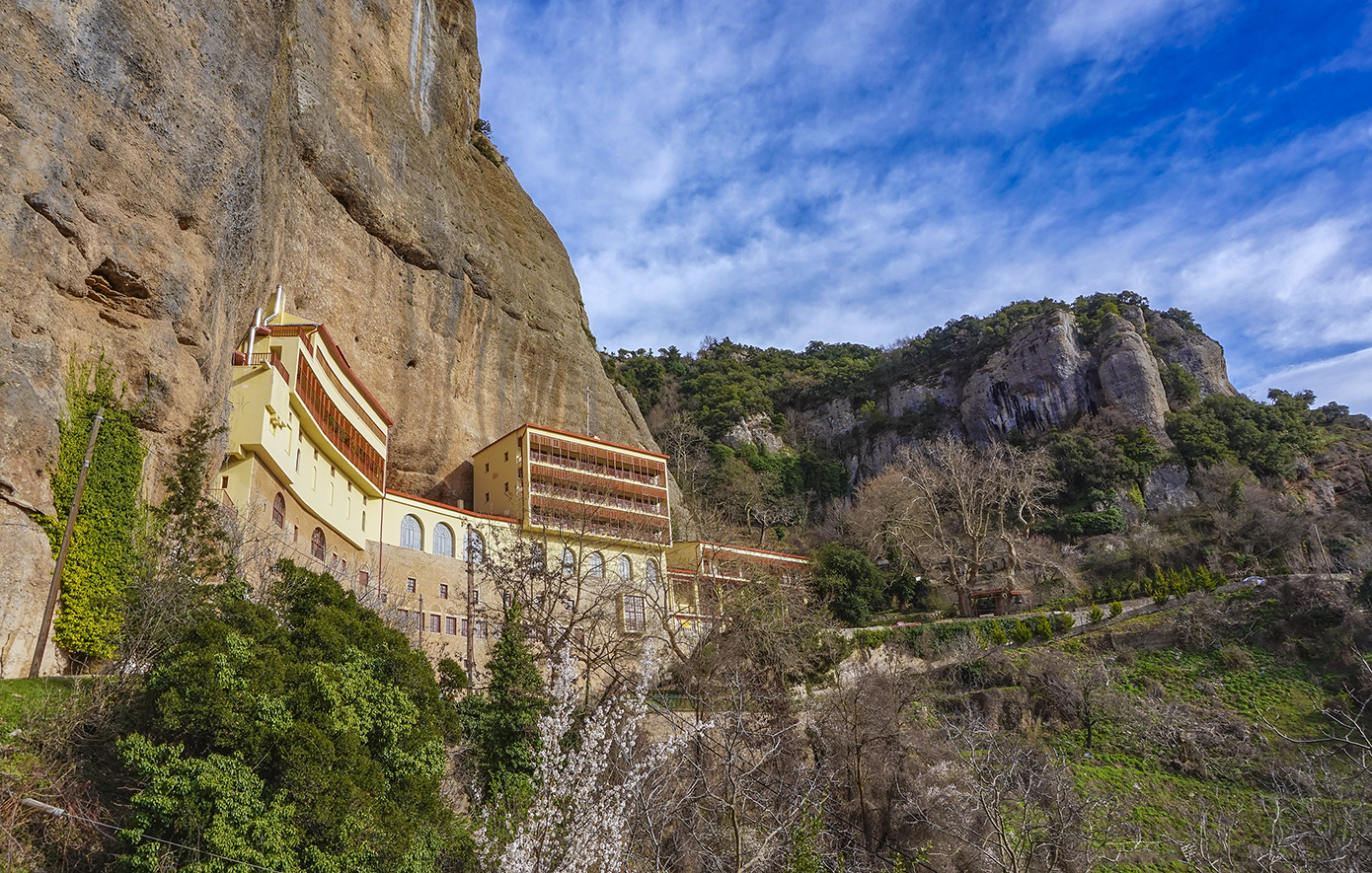 Η σύλληψη του ηγουμένου της Μονής Μεγάλου Σπηλαίου: Πώς η ΕΛ.ΑΣ. απέτρεψε την πώληση ιστορικών κειμηλίων