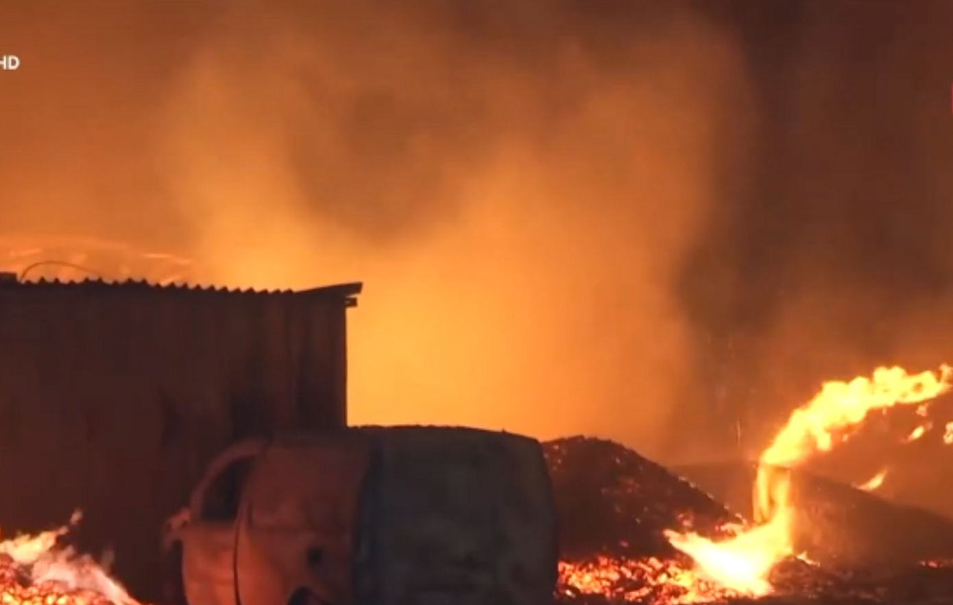 Πυρκαγιά στο Μενίδι: Καταστράφηκαν δύο εργοστάσια, στις φλόγες και τρίτο – Αγώνας για να μην εξαπλωθεί η φωτιά