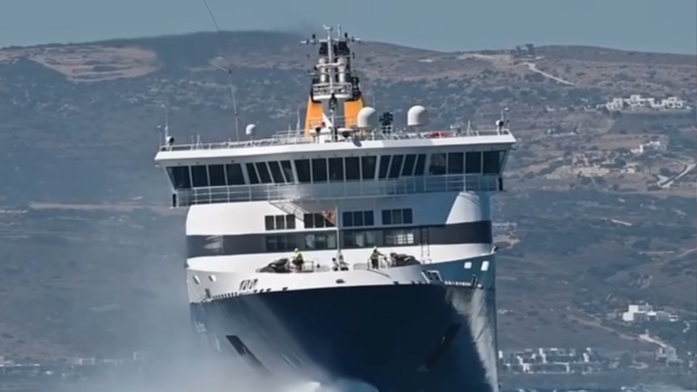 Συναρπαστικό βίντεο με το Blue Star Naxos να αντιμετωπίζει τα κύματα παρά το απαγορευτικό