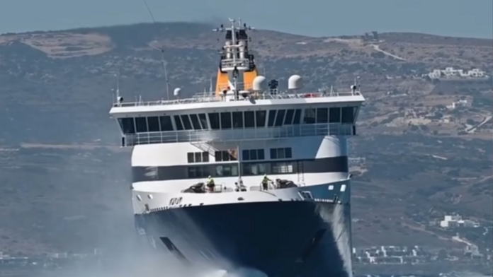 Συναρπαστικό βίντεο με το Blue Star Naxos να αντιμετωπίζει τα κύματα παρά το απαγορευτικό