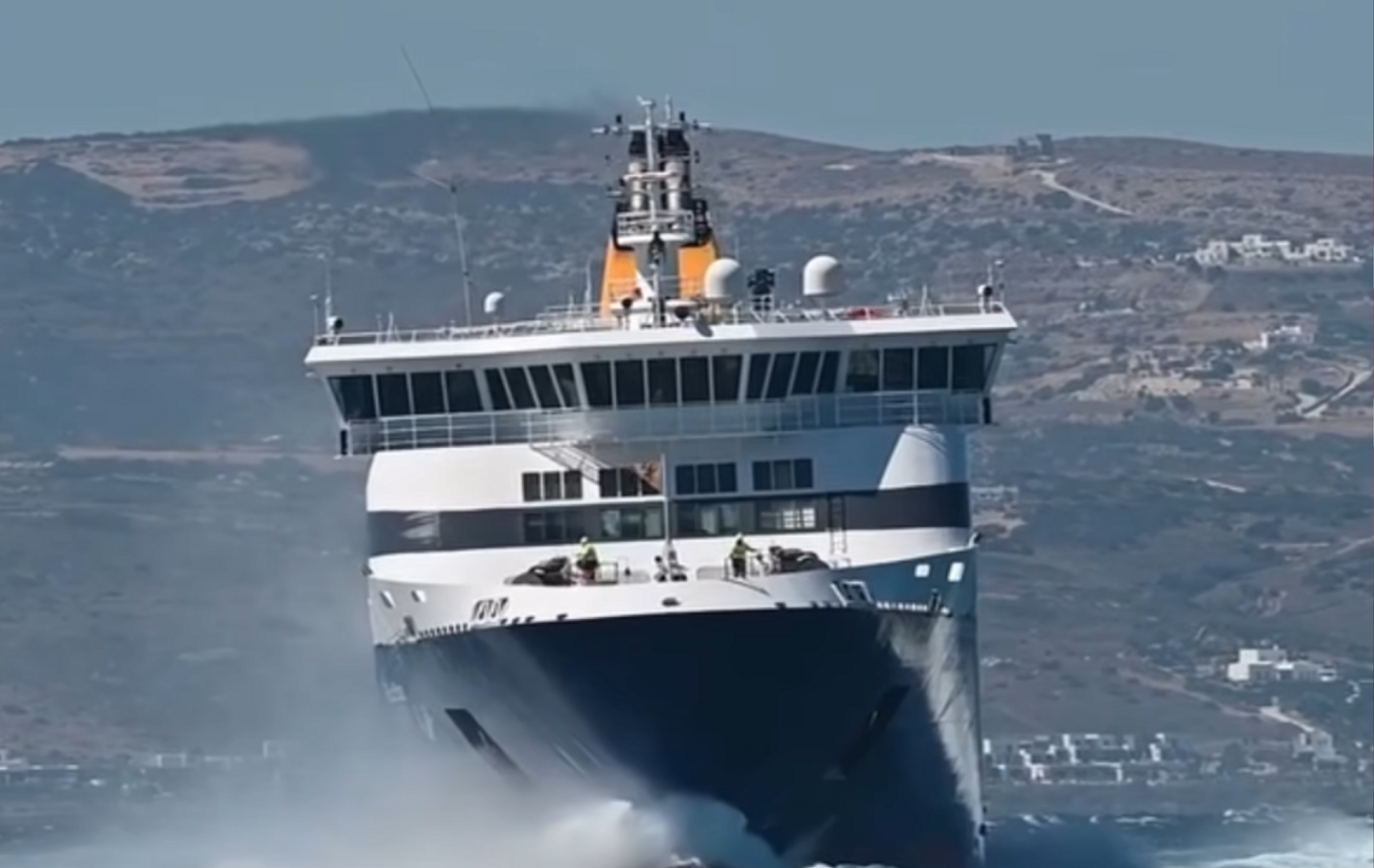 Συναρπαστικό βίντεο με το Blue Star Naxos να αντιμετωπίζει τα κύματα παρά το απαγορευτικό