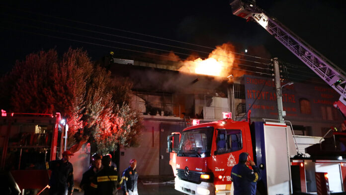 Φωτιά σε κατάστημα στο Περιστέρι: Συνεχίζεται η μάχη με τις φλόγες – Ένας τραυματίας νοσηλεύεται με αναπνευστικά προβλήματα
