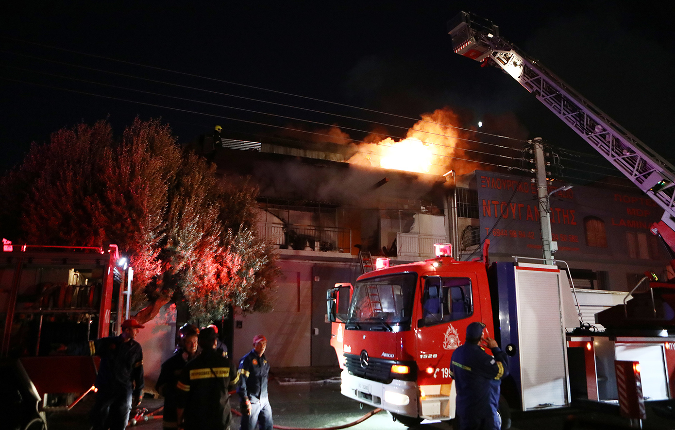 Φωτιά σε κατάστημα στο Περιστέρι: Συνεχίζεται η μάχη με τις φλόγες – Ένας τραυματίας νοσηλεύεται με αναπνευστικά προβλήματα
