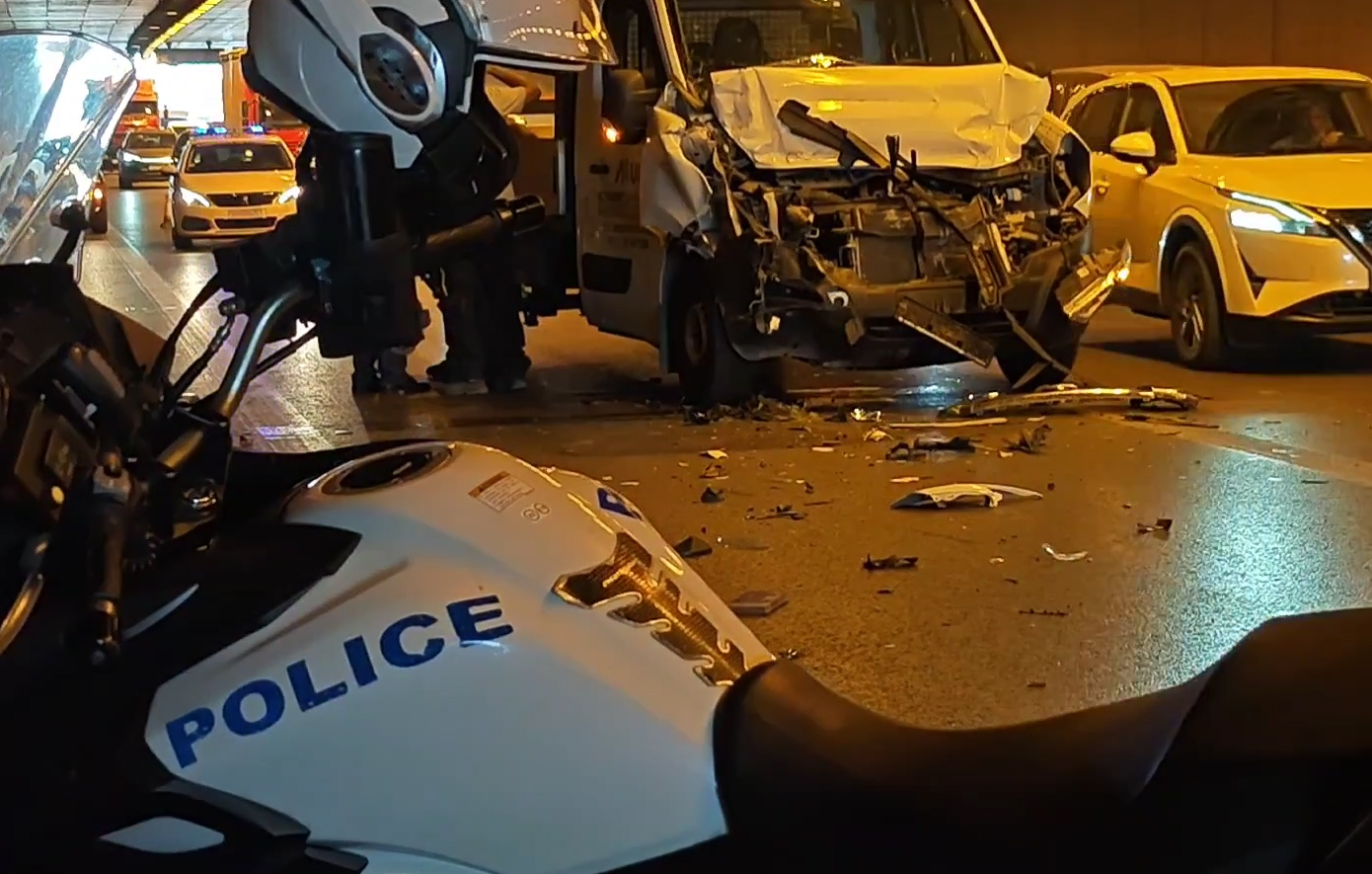 Σοβαρό δυστύχημα στην Ποσειδώνος με φορτηγό, αυτοκίνητο και δύο μηχανές