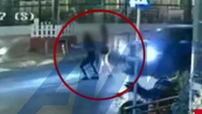 Σοκαριστικό βίντεο αποκαλύπτει τη στιγμή που ασυνείδητος οδηγός παρασύρει 16χρονη στα Καμίνια και την εγκαταλείπει