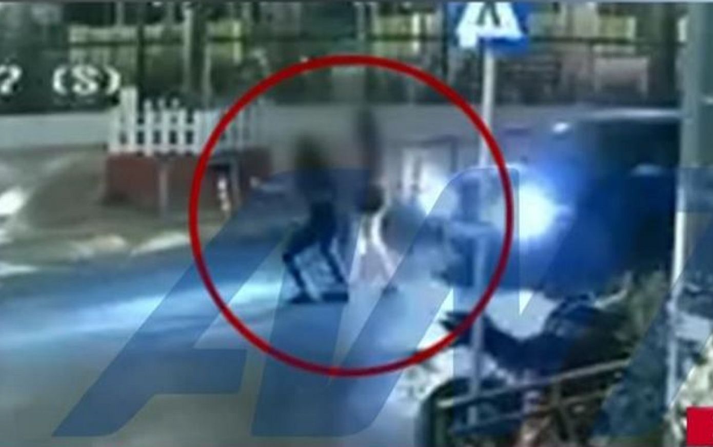 Σοκαριστικό βίντεο αποκαλύπτει τη στιγμή που ασυνείδητος οδηγός παρασύρει 16χρονη στα Καμίνια και την εγκαταλείπει