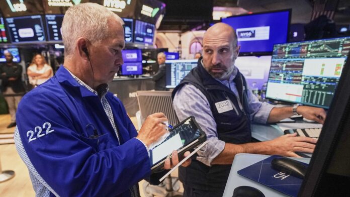 Ρεκόρ για τους κύριους δείκτες στη Wall Street με ελπίδες μείωσης επιτοκίων από τη Fed