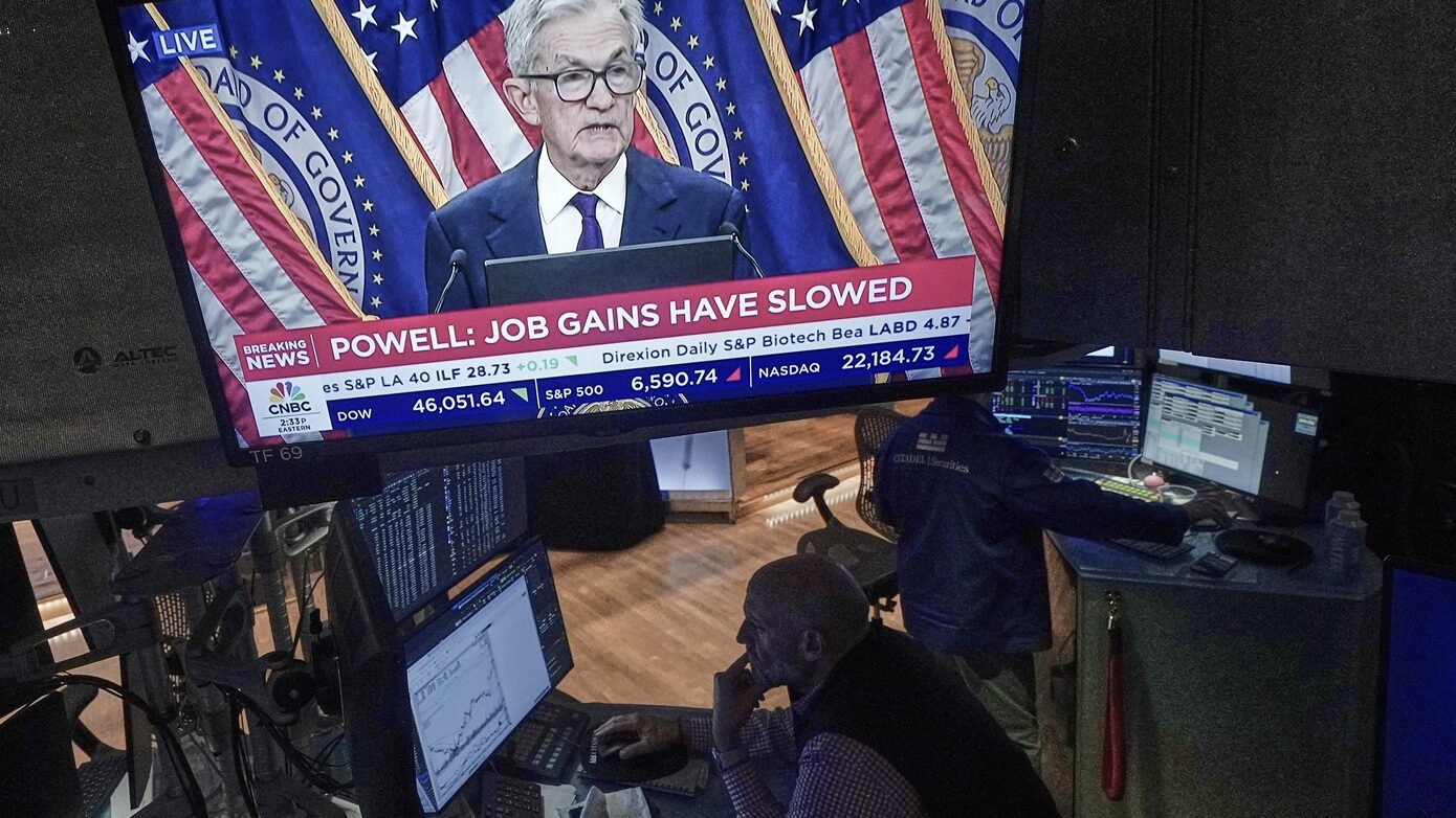 Ανάμεικτες αντιδράσεις στη Wall Street μετά τη μείωση επιτοκίων από τη Fed