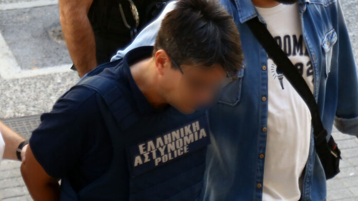 Ομολογία 50χρονου αδελφοκτόνου, καθώς συγγενείς και φίλοι αποχαιρετούν την 59χρονη – Ισχυρίζεται ότι πανικοβλήθηκε και θόλωσε