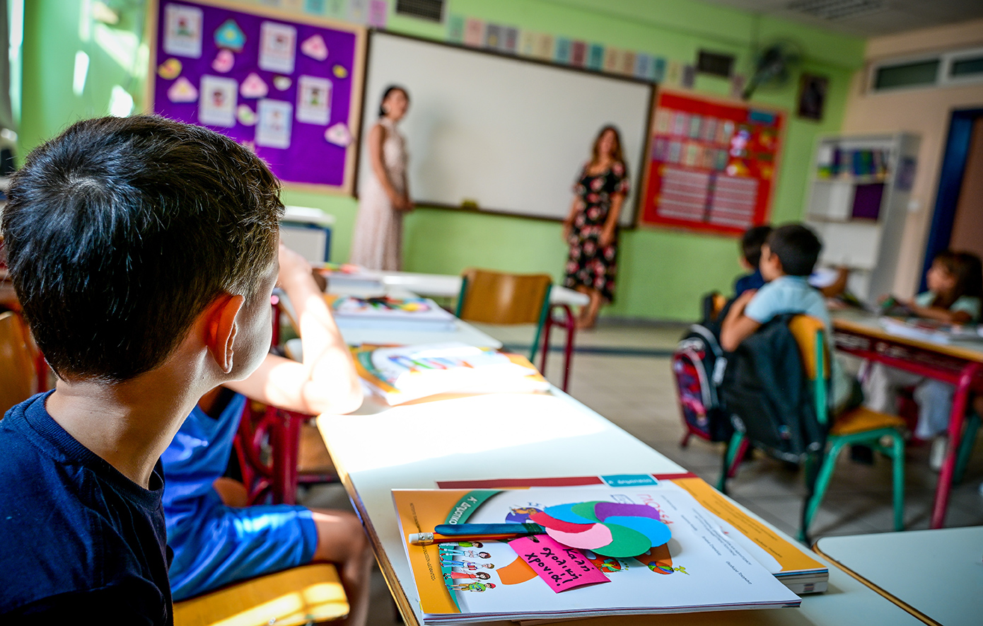 Σχολικά εφόδια σε 1.500 μαθητές ευπαθών οικογενειών από τον δήμο Αθηναίων