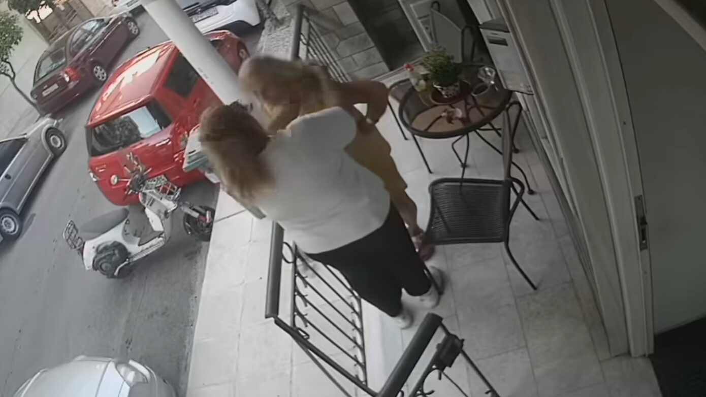 Η στιγμή που Ρομά αφαιρεί αλυσίδα από τον λαιμό ηλικιωμένης – Δείτε το βίντεο