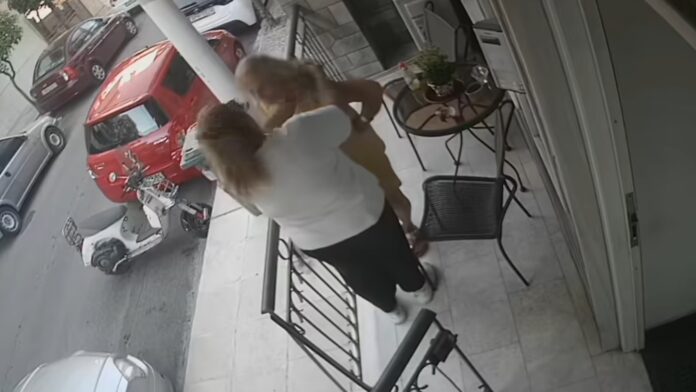 Η στιγμή που Ρομά αφαιρεί αλυσίδα από τον λαιμό ηλικιωμένης – Δείτε το βίντεο